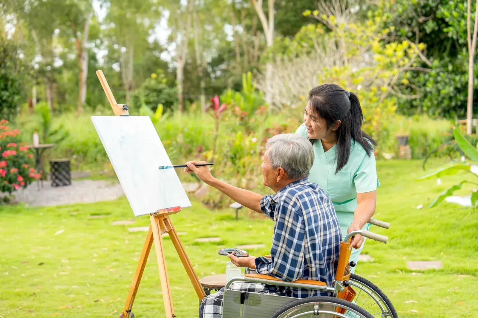 פעילות יצירה קבוצתית מתוך חומרי Thaicare Senior Care