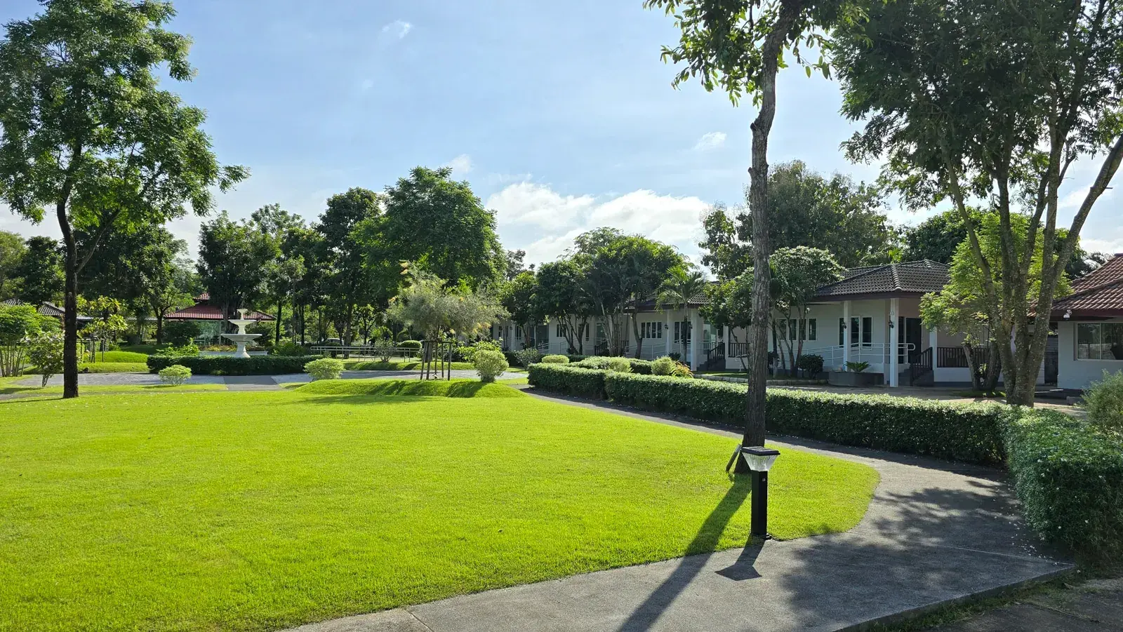 גינה מוצלת ושבילי הליכה ב־Thaicare Senior Care